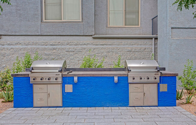 Rio Paradiso Apartment Homes - outdoor grill