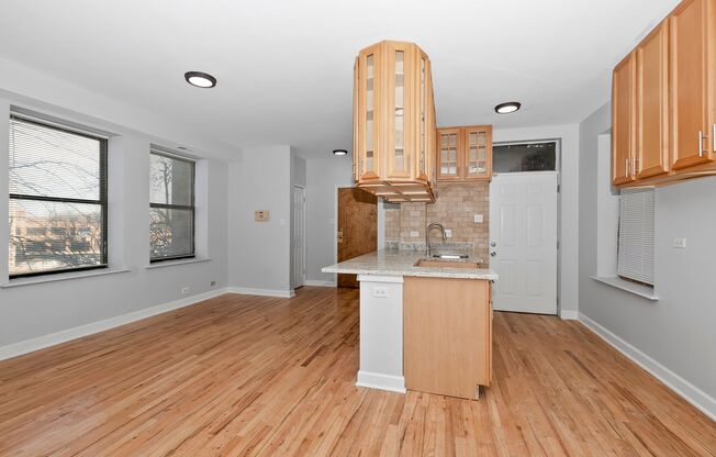 One Bedroom Unit in South Shore - Move In Fee Special