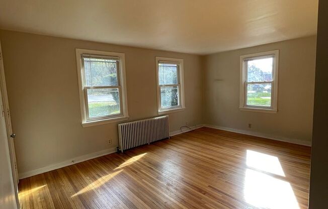 Spacious 1 Bedroom Apartment with Garage Space in the heart of Bellevue!