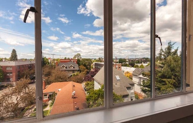 Studio, 1 bath, 360 sqft, $1,175, Unit 208