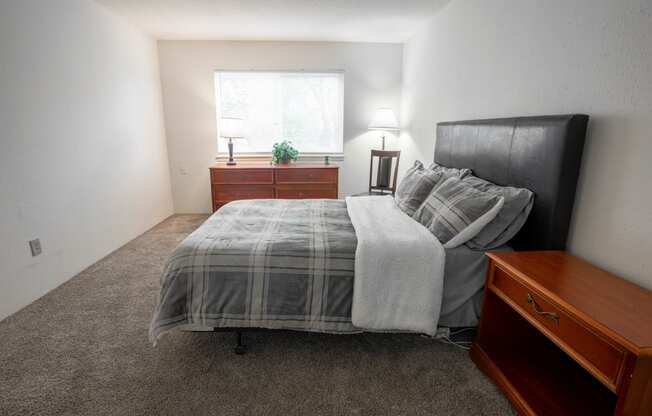 Model Bedroom at Candlewyck Apartments, Kalamazoo, MI, 49001