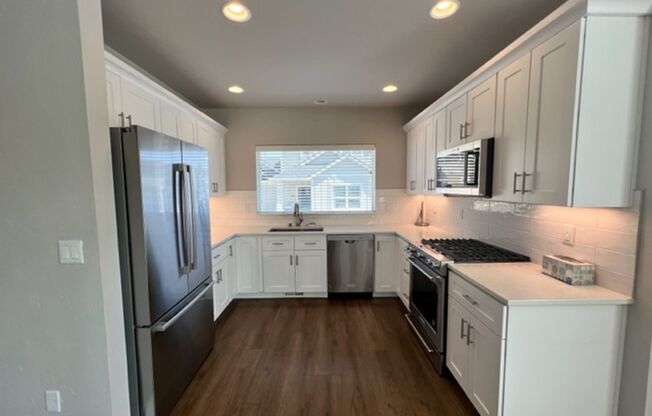 Stylish 3 Bedroom Duplex with Scenic Views and Modern Amenities: Your Perfect Redmond Retreat