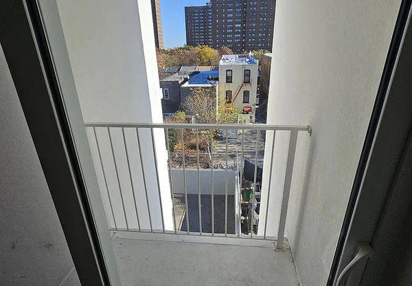 686 EAGLE AVE