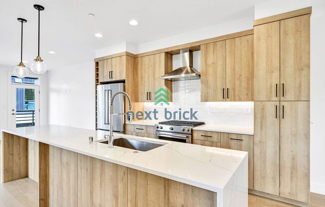 2 beds and 2.5 bath Modern Townhome Downtown Bothell -Exceptional Walkability Available Now!