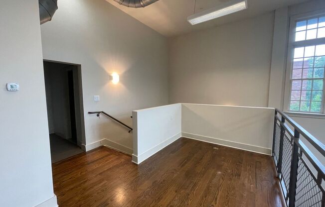 Studio, 1 bath, 700 sqft, $1,100, Unit B2