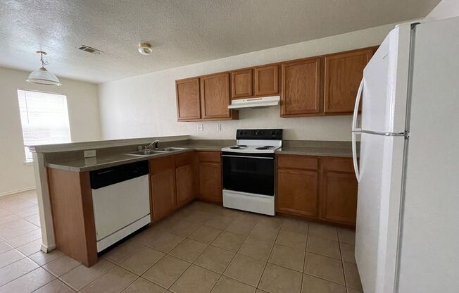 3 beds, 2 baths, 1,148 sqft, $895, Unit Apt A