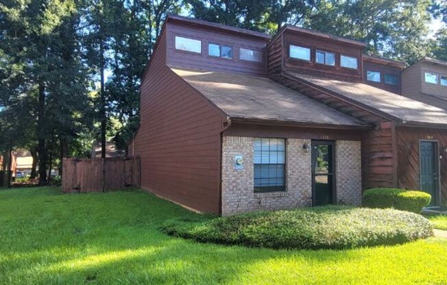 LOVELY 2/2 w/ Deck, Fenced Yard, & Washer/Dryer! Walk/Bike to FSU, Shopping, & Restaurants! Available NOW for $1250/month!