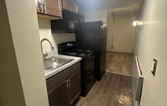 1 bed, 1 bath, 425 sqft, $875, Unit 211