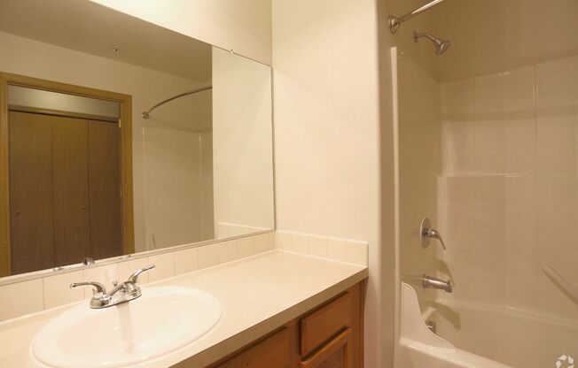 2 beds, 2 baths, 981 sqft, $1,695, Unit 115