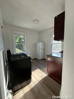 3 beds, 1 bath, $2,600, Unit 2F