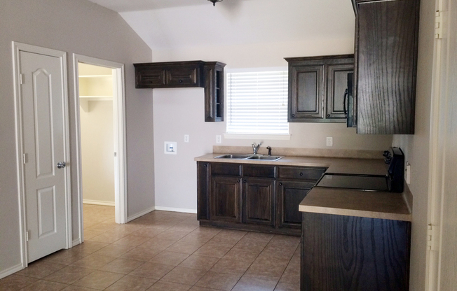 *AVAILABLE NOW* 3 Bedroom Duplex for Rent in Lindale!