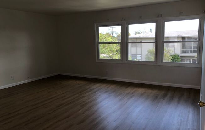 2 beds, 1 bath, $2,850, Unit 5337 El Jardin