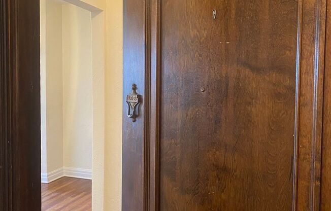 1 bed, 1 bath, 962 sqft, $1,560, Unit New King Edward  208