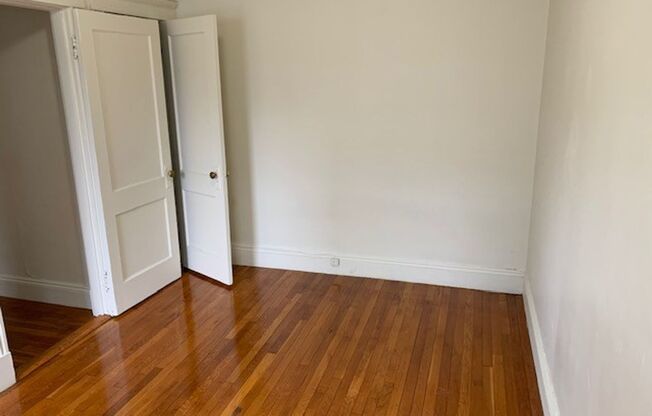 9/1 No Fee! Spacious, modern 1BR in Fenway elevator building