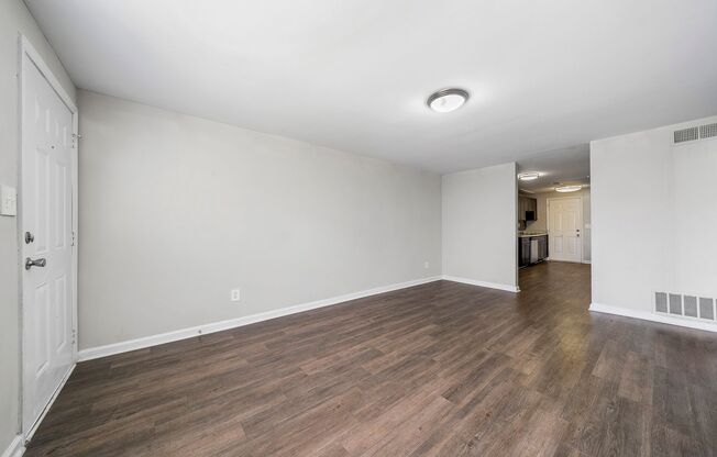 2 beds, 1 bath, 890 sqft, $1,100, Unit Brookwood-B4