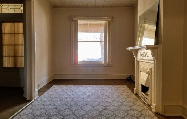 Spacious Three Bedroom in Oakland! Decorative Fireplaces & Lots Of Natural Light! Call Today!