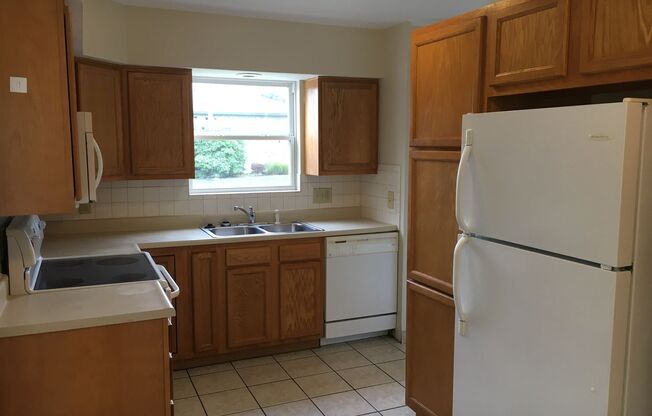 **3-BEDROOM CAPE COD w/ 1-CAR GARAGE IN BEECHWOLD!!**