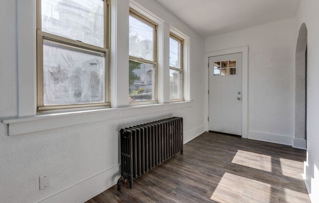 3 beds, 1 bath, $1,300, Unit (201 Locust)1st FLR Right