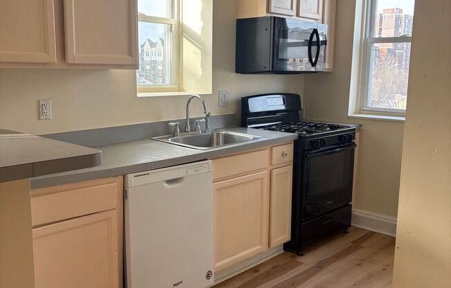 3 beds, 1 bath, 1,425 sqft, $1,495, Unit 4815-D1