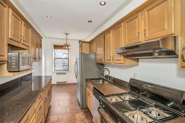 1 bed, 1 bath, $2,500, Unit D4