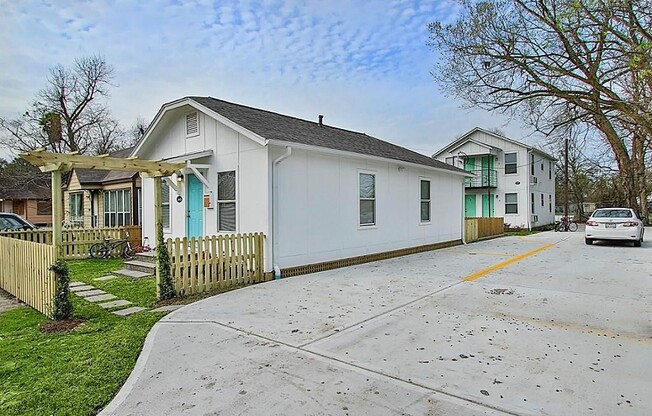 Great Location! Well kept 2/1 in 77022 move-in ready upon approval.