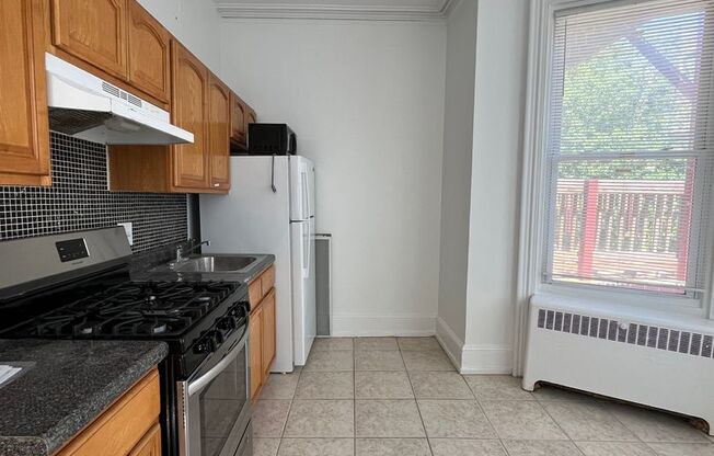 Studio, 1 bath, 400 sqft, $1,085, Unit 2R