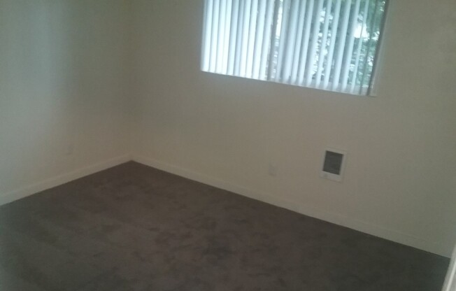 2 beds, 1 bath, 800 sqft, $1,400, Unit 37