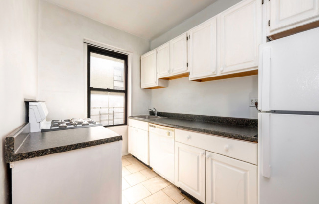 2 beds, 1 bath, $2,400, Unit 4G