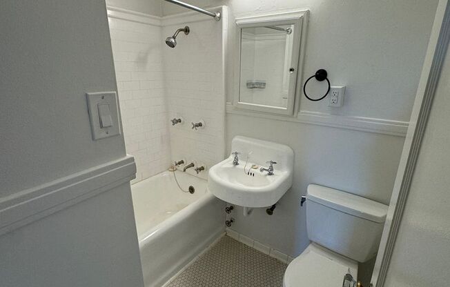 2 beds, 1 bath, 940 sqft, $2,795, Unit 604