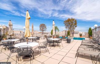 Dupont Circle One Bedroom W/Roof Top Pool, Private Balcony