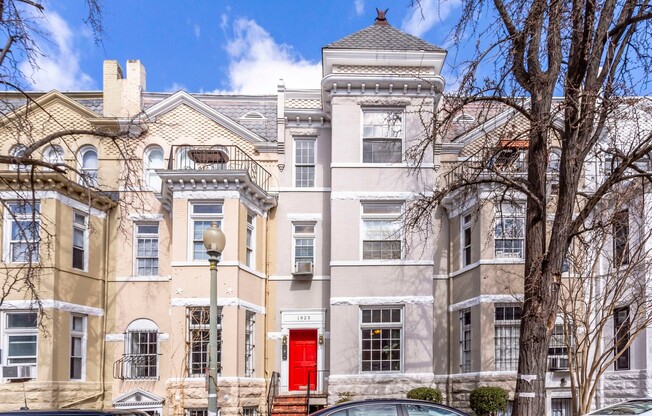 Delightful Abode in Dupont! Storage Space and Parking Included!