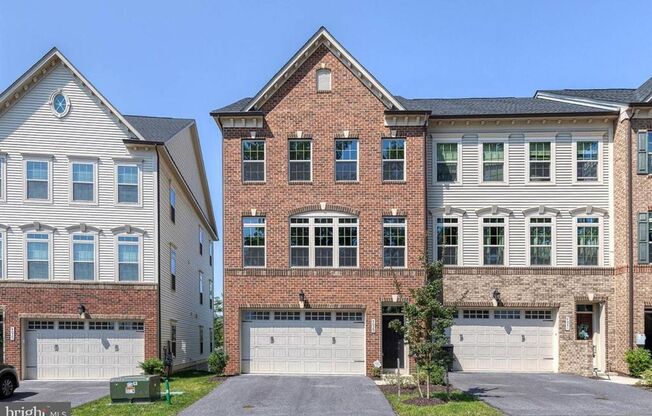 Welcome to this nearly new, 3bd 3.5bth end-unit home!