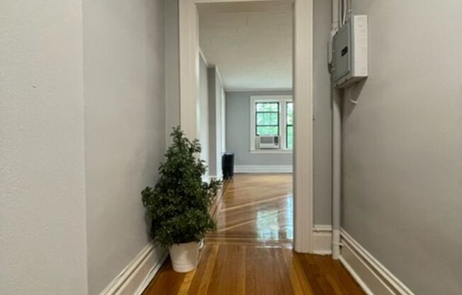 1 bed, 1 bath, 700 sqft, $2,225, Unit B10