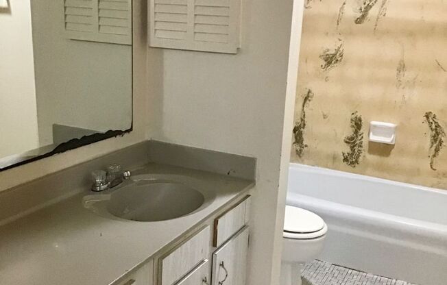 2 beds, 2 baths, 995 sqft, $800, Unit 14