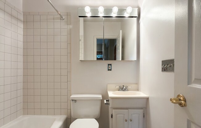 2 beds, 1 bath, 612 sqft, $3,000, Unit 2r