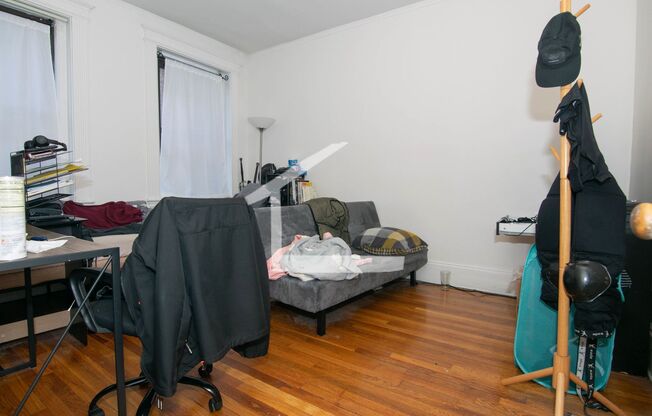 3 beds, 1 bath, $3,400, Unit 17