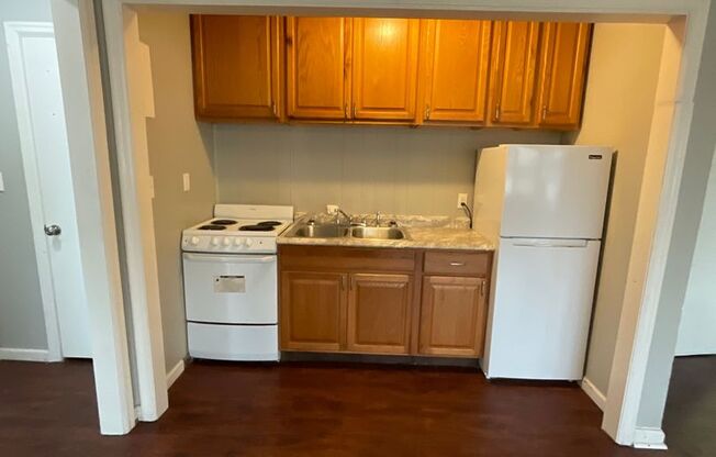 1 bed, 1 bath, 700 sqft, $550, Unit 126 E 13th Apt. 4