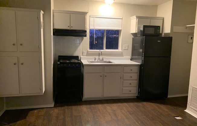 1 bed, 1 bath, 390 sqft, $795, Unit 216