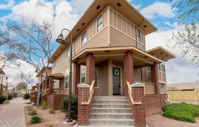 CUTE TOWNHOME AVAILABLE NOW NEAR TEMPE TOWN LAKE!!!