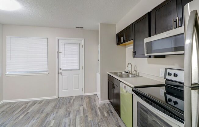 3 beds, 1.5 baths, $1,300, Unit 1527-03