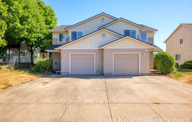 Lovely *UPGRADED* 3 BD* 2.5 BA Duplex Located In Quiet Neighborhood in Keizer *Large Backyard* & *Centrally Located*