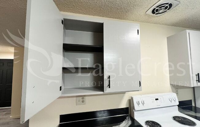 2 beds, 1 bath, $1,050, Unit 1027H