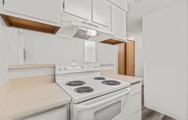 1 bed, 1 bath, 596 sqft, $1,300, Unit L-103