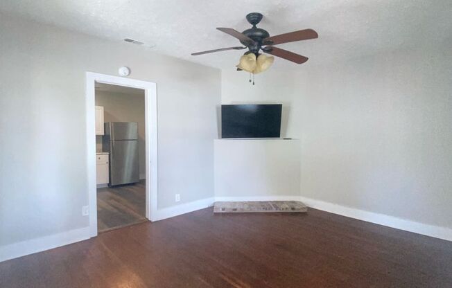 2 beds, 1 bath, $1,600, Unit Unit 2