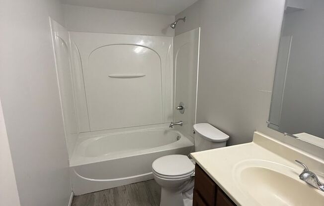 2 beds, 1 bath, 908 sqft, $835, Unit 5011 Fairmont