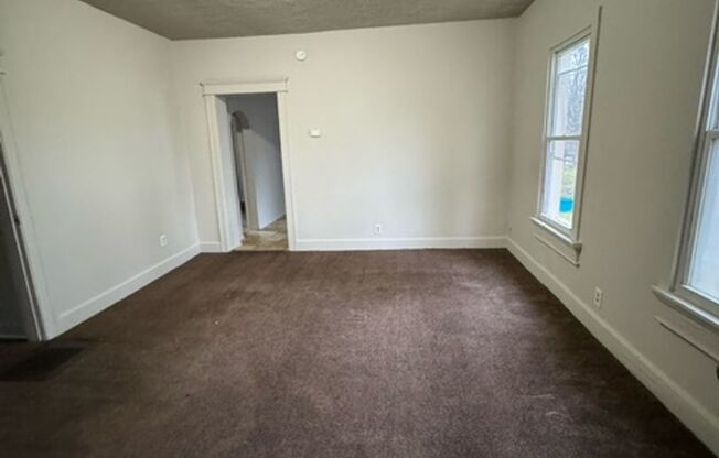 3 beds, 1 bath, $889, Unit Apt #1