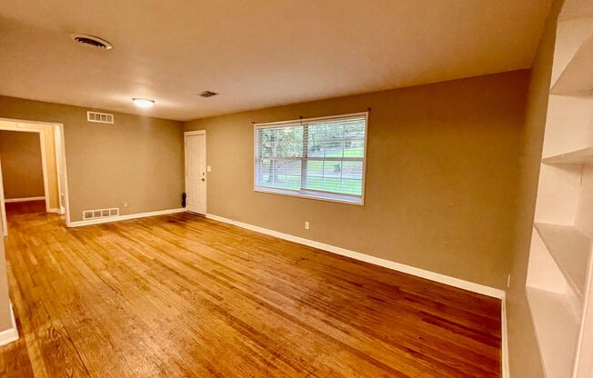 Adorable Forest Hills Home with a Great Kitchen!