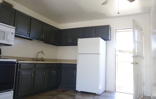 2 beds, 1 bath, $1,050, Unit DE2505-D1