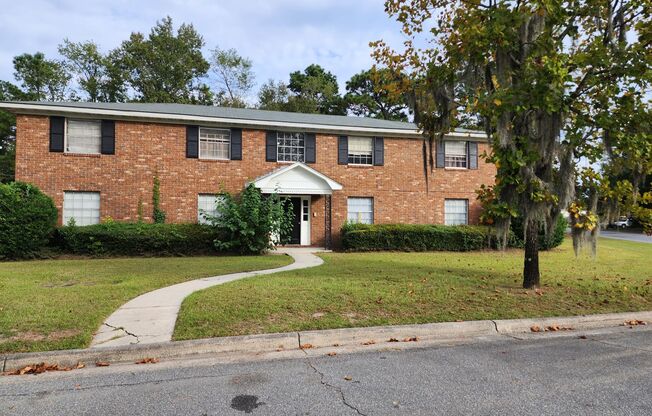 2 Bd/ 1Ba Downstairs apartment, close to Savannah State, Victory Drive, and Memorial Hospital.