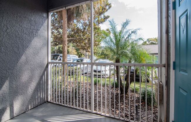 Ground Floor 2 Bedroom 1 Bathroom in Riverview, FL - Walk to Riverview Theater